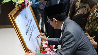 IAIN Ponorogo Resmi jadi UIN Kiai Ageng Muhammad Besari menag7.jpg